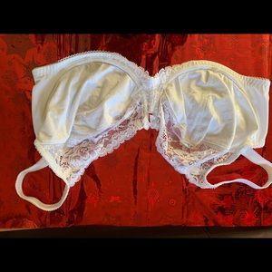 Marks and Spencer white bran with under wire. Comfortable. Like new condition.